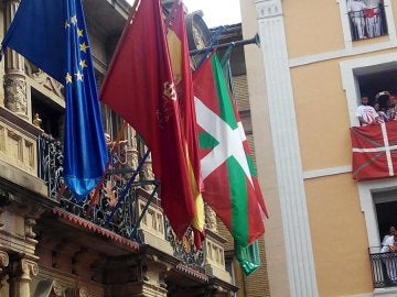 La ikurriña en el balcón de la Casa Consistorial durante el chupinazo de San Fermín 2017