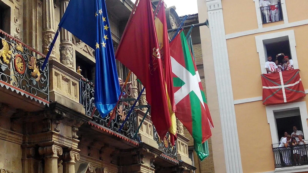 La ikurriña en el balcón de la Casa Consistorial durante el chupinazo de San Fermín 2017