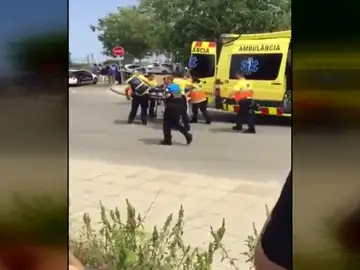 Un hombre hiere a dos policías locales en el tanatorio de Gavà con un AK-47 y se da a la fuga Un hombre hiere a dos policías locales en el tanatorio de Gavà con un AK-47 y se da a la fuga