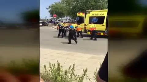 Un hombre hiere a dos policías locales en el tanatorio de Gavà con un AK-47 y se da a la fuga Un hombre hiere a dos policías locales en el tanatorio de Gavà con un AK-47 y se da a la fuga