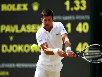 Djokovic ejecuta un revés en su partido Djokovic ejecuta un revés en su partido