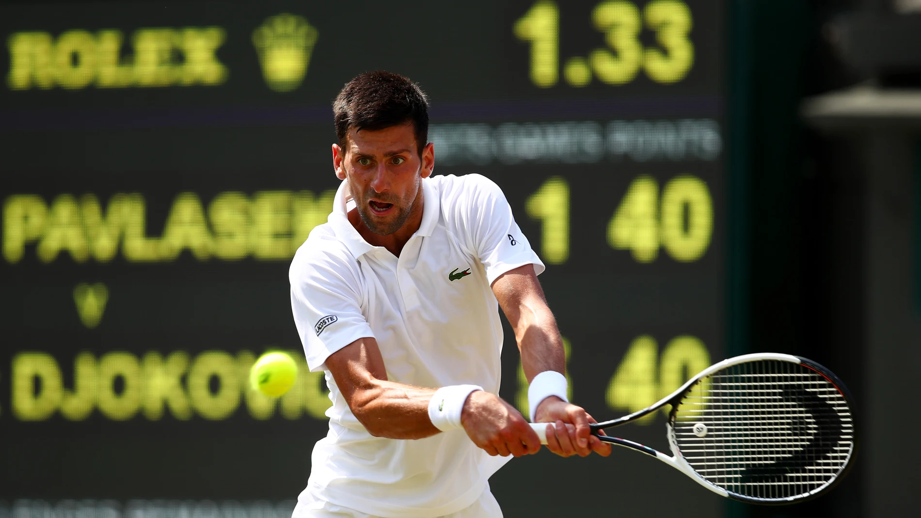 Djokovic ejecuta un revés en su partido Djokovic ejecuta un revés en su partido