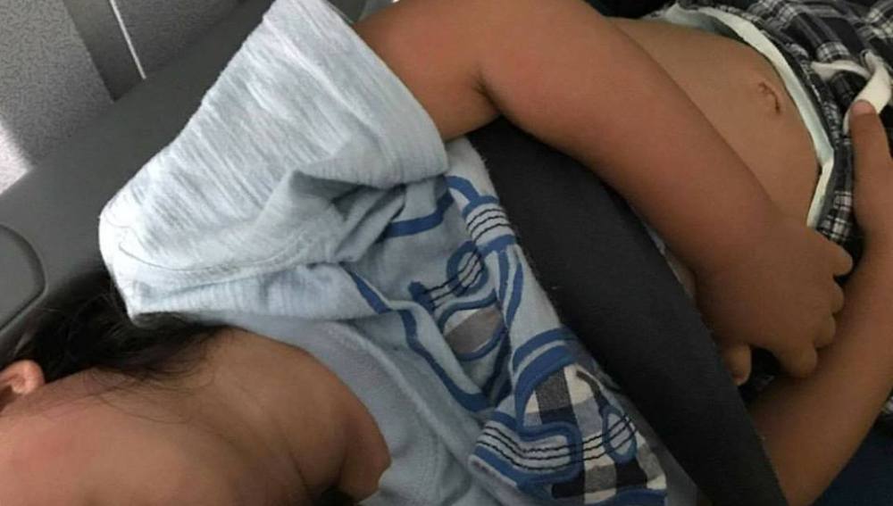 United Airlines vende el asiento de un niño a otro pasajero, por lo que es obligado a viajar sobre las piernas de su madre