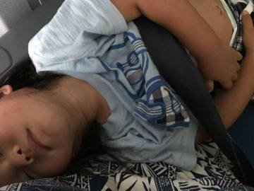 United Airlines vende el asiento de un niño a otro pasajero, por lo que es obligado a viajar sobre las piernas de su madre