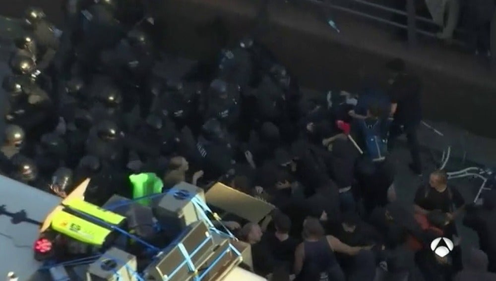 Los manifestantes violentos contra la cumbre del G20 se enfrentan a la policía alemana