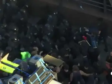 Los manifestantes violentos contra la cumbre del G20 se enfrentan a la policía alemana Los manifestantes violentos contra la cumbre del G20 se enfrentan a la policía alemana