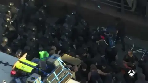 Los manifestantes violentos contra la cumbre del G20 se enfrentan a la policía alemana Los manifestantes violentos contra la cumbre del G20 se enfrentan a la policía alemana