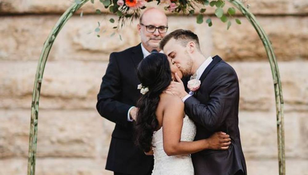 Un hombre se declara con tres años, ahora 20 años después se casan