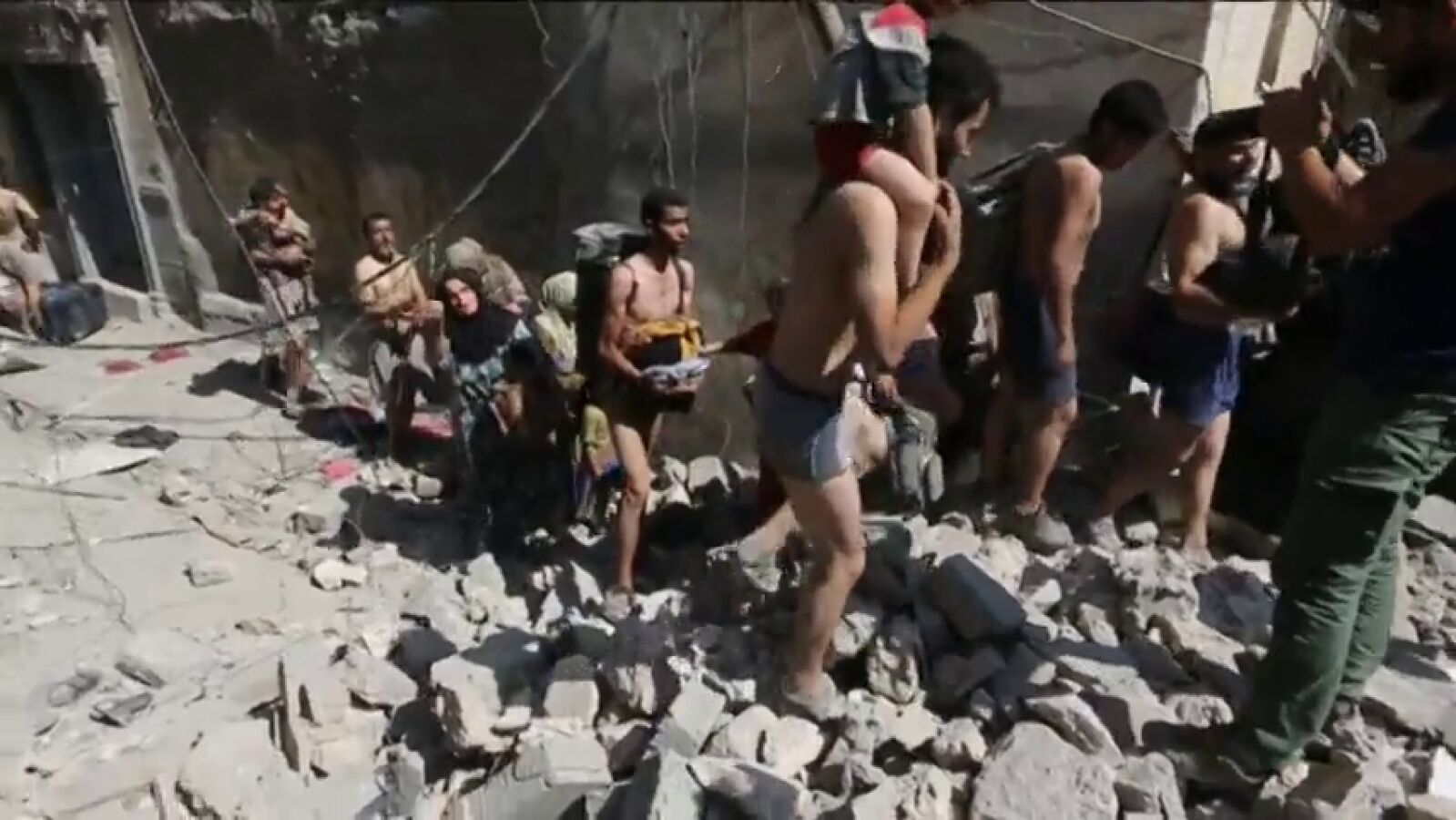 Miles de personas luchan por huir de los barrios de Mosul controlados por Daesh