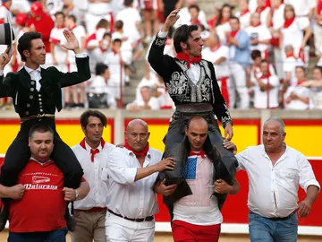 Los rejoneadores Roberto Armendáriz (d) y Leonardo Hernández (i) salen a hombros por la puerta grande, al término de la corrida del primer día de los sanfermines, en la que han compartido cartel con Pablo Hermoso de Mendoza ante reses de El Capea Los rejoneadores Roberto Armendáriz (d) y Leonardo Hernández (i) salen a hombros por la puerta grande, al término de la corrida del primer día de los sanfermines, en la que han compartido cartel con Pablo Hermoso de Mendoza ante reses de El Capea