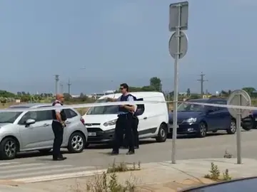 Un hombre hiere a dos policías locales en el tanatorio de Gavà con un AK-47 y se da a la fuga Un hombre hiere a dos policías locales en el tanatorio de Gavà con un AK-47 y se da a la fuga