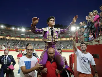 El novillero Jesús Enrique Colomale a hombros de la Plaza de Toros de Pamplona El novillero Jesús Enrique Colomale a hombros de la Plaza de Toros de Pamplona