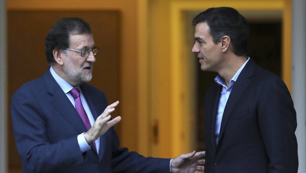 El presidente del Gobierno, Mariano Rajoy (i), y el secretario general del PSOE, Pedro Sánchez