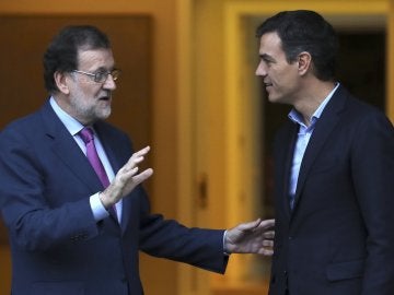 El presidente del Gobierno, Mariano Rajoy (i), y el secretario general del PSOE, Pedro Sánchez El presidente del Gobierno, Mariano Rajoy (i), y el secretario general del PSOE, Pedro Sánchez