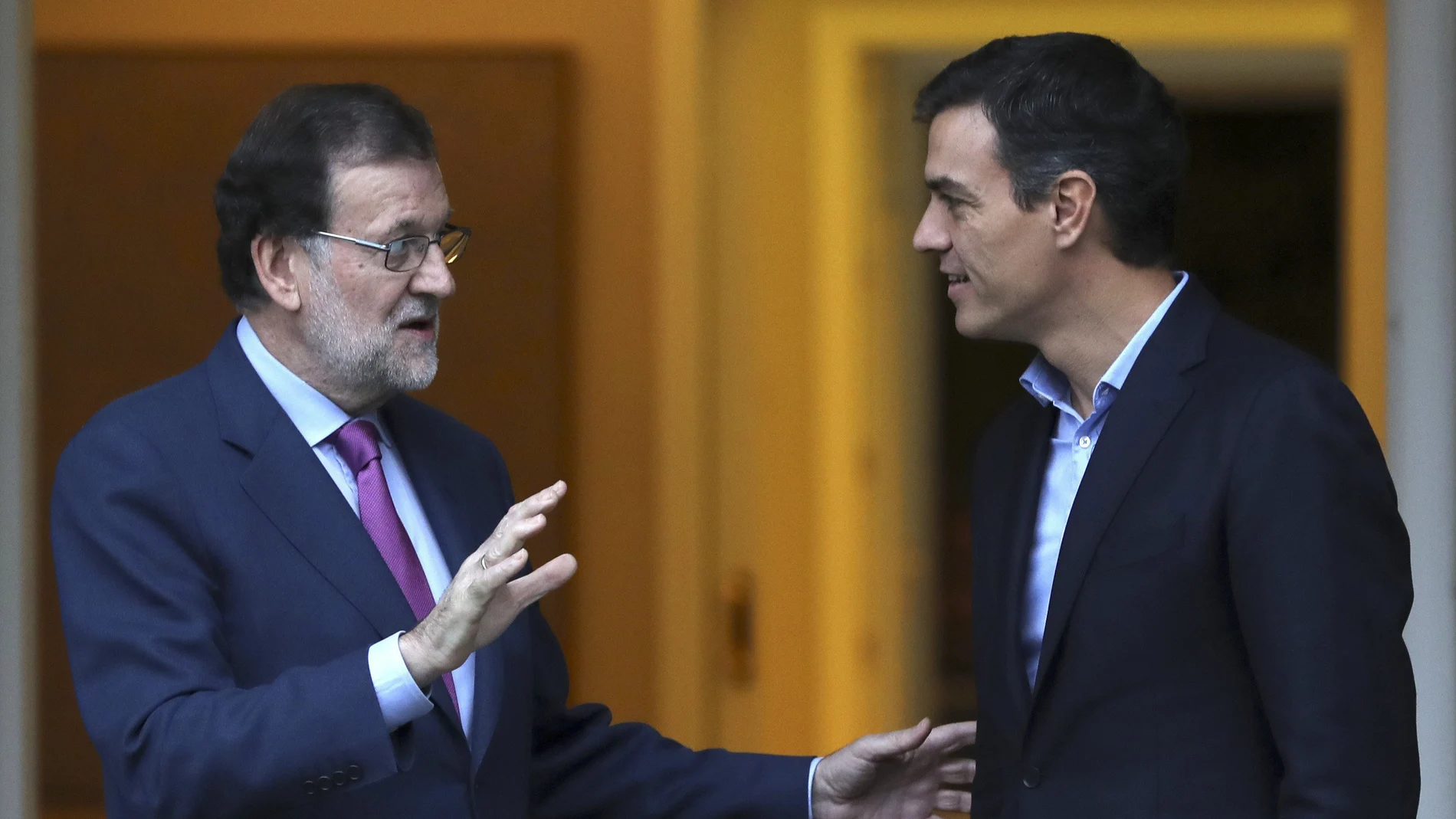 El presidente del Gobierno, Mariano Rajoy (i), y el secretario general del PSOE, Pedro Sánchez El presidente del Gobierno, Mariano Rajoy (i), y el secretario general del PSOE, Pedro Sánchez