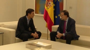 Rajoy y Sánchez se reúnen en Moncloa un año después de su último encuentro