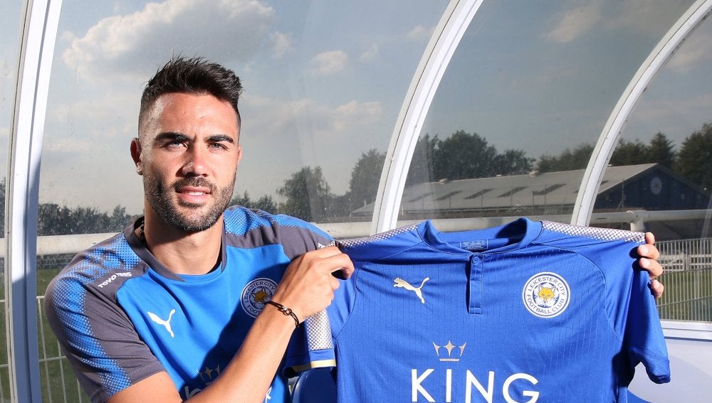 Iborra posando con la camiseta del Leicester