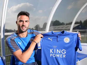 Iborra posando con la camiseta del Leicester Iborra posando con la camiseta del Leicester