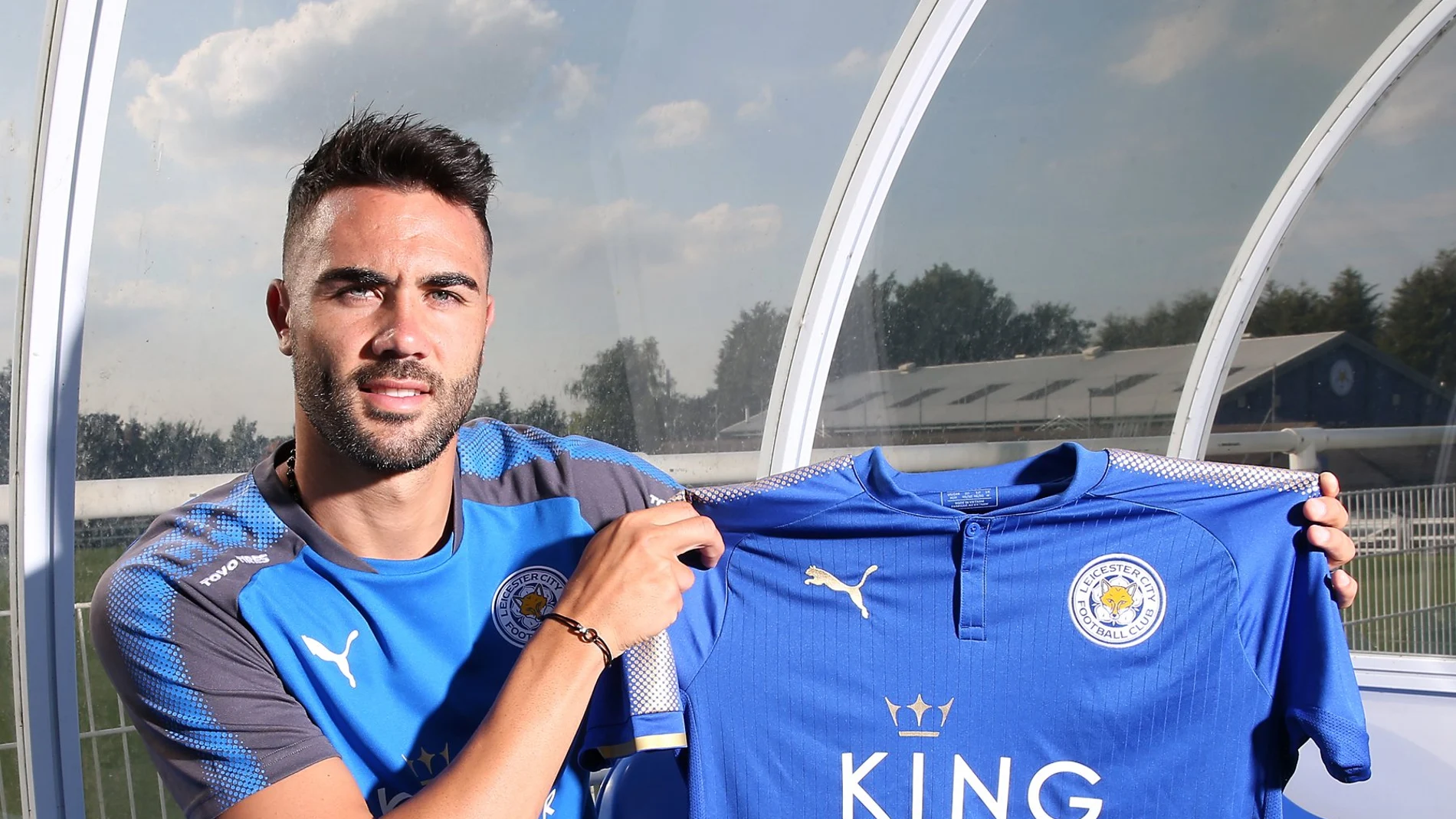 Iborra posando con la camiseta del Leicester Iborra posando con la camiseta del Leicester