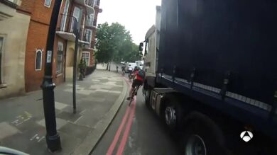 Un camionero embiste a un ciclista en Londres y encima le echa la bronca