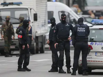 Policías bloquean el acceso al centro comercial City 2 en Bruselas Policías bloquean el acceso al centro comercial City 2 en Bruselas