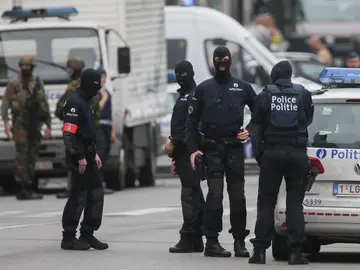 Policías bloquean el acceso al centro comercial City 2 en Bruselas Policías bloquean el acceso al centro comercial City 2 en Bruselas