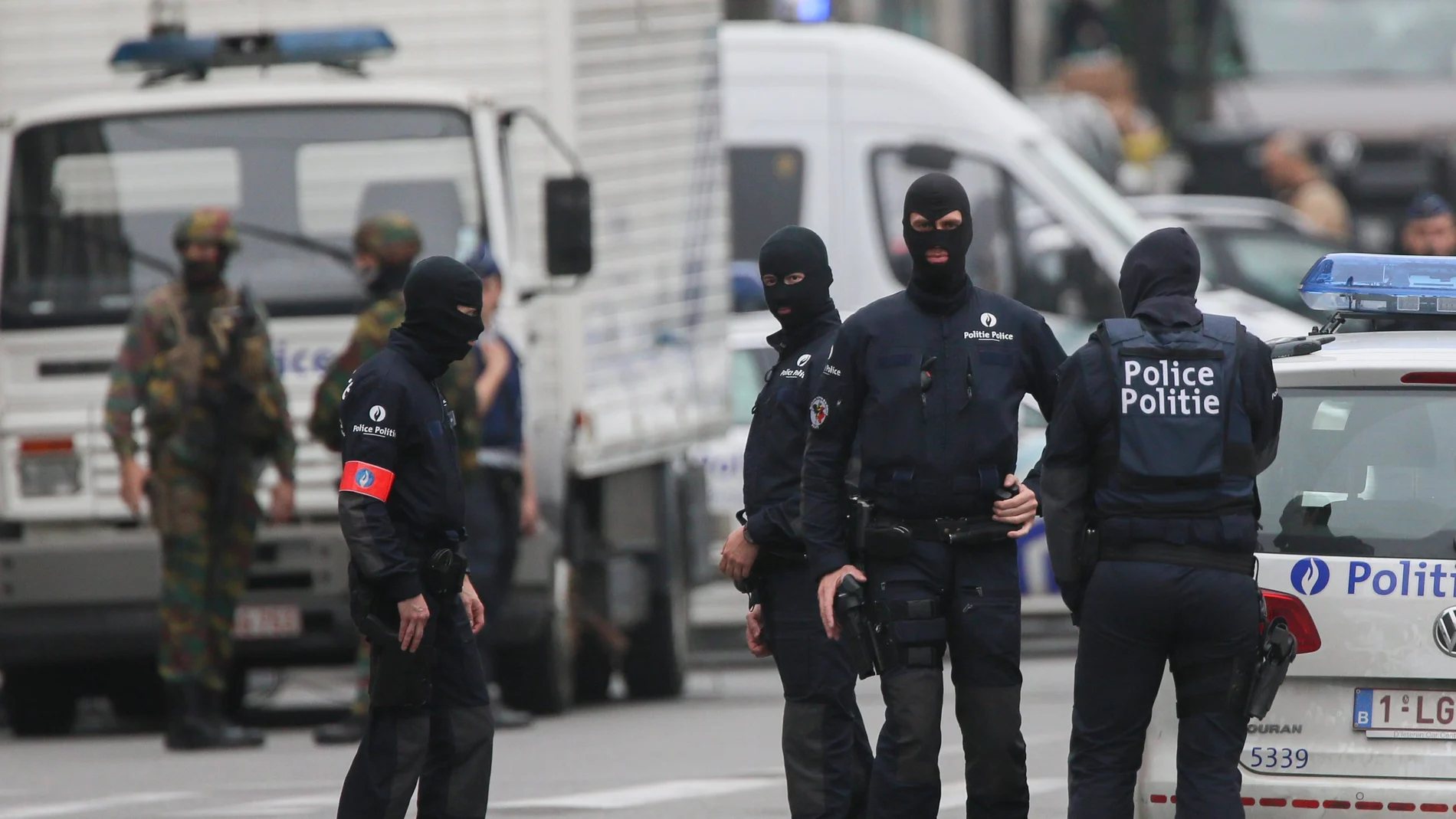 Policías bloquean el acceso al centro comercial City 2 en Bruselas Policías bloquean el acceso al centro comercial City 2 en Bruselas