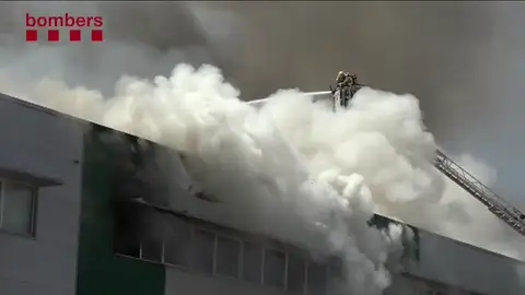 El incendio ha afectado a una nave de 1.200 metros cuadrados El incendio ha afectado a una nave de 1.200 metros cuadrados