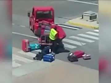 A golpes, y sin ningún cuidado, con las maletas A golpes, y sin ningún cuidado, con las maletas