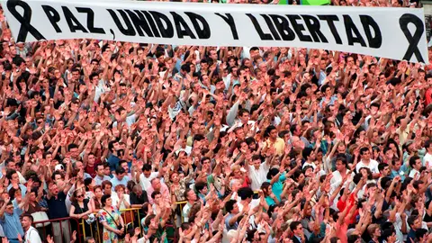 Manifestación en la Puerta del Sol el 14 de julio de 1997, tras el asesinato de Miguel Ángel Blanco Manifestación en la Puerta del Sol el 14 de julio de 1997, tras el asesinato de Miguel Ángel Blanco
