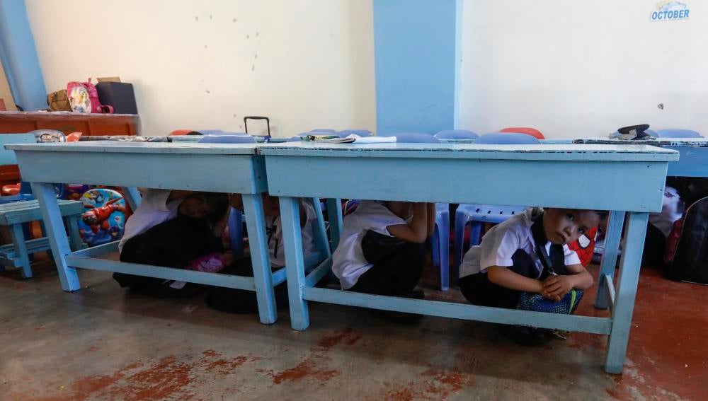 Alumnos de preescolar realizando un simulacro de terremoto