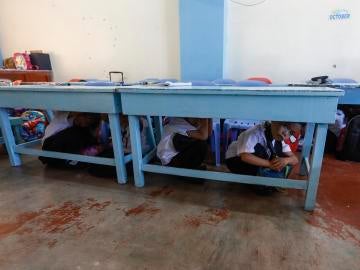 Alumnos de preescolar realizando un simulacro de terremoto