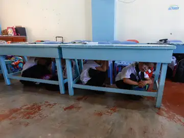 Alumnos de preescolar realizando un simulacro de terremoto Alumnos de preescolar realizando un simulacro de terremoto