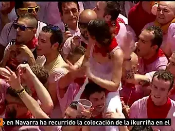 Las cámaras de Antena 3 Noticias captan cómo un hombre manosea a una chica subida a hombros de una amigo en San Fermín Las cámaras de Antena 3 Noticias captan cómo un hombre manosea a una chica subida a hombros de una amigo en San Fermín