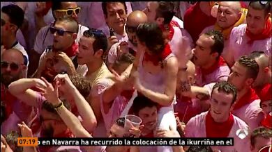 Las cámaras de Antena 3 Noticias captan cómo un hombre manosea a una chica subida a hombros en San Fermín