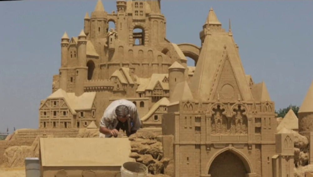 Gigantescas esculturas de arena se levantan en una playa del Mar Negro