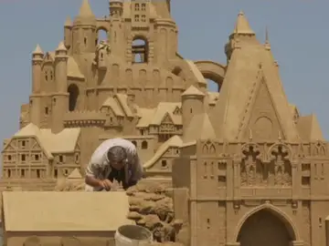 Gigantescas esculturas de arena se levantan en una playa del Mar Negro Gigantescas esculturas de arena se levantan en una playa del Mar Negro