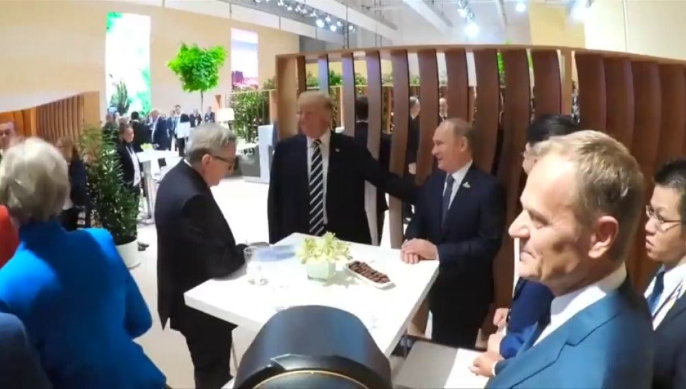  Trump y Putin se saludan personalmente antes de su primer encuentro oficial de esta tarde