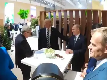 Trump y Putin se saludan personalmente antes de su primer encuentro oficial de esta tarde Trump y Putin se saludan personalmente antes de su primer encuentro oficial de esta tarde