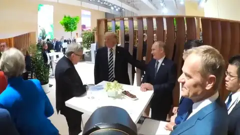 Trump y Putin se saludan personalmente antes de su primer encuentro oficial de esta tarde Trump y Putin se saludan personalmente antes de su primer encuentro oficial de esta tarde