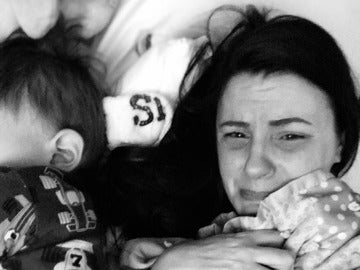 La madre junto a su hijo mayor La madre junto a su hijo mayor