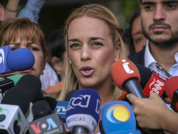 La esposa de Leopoldo López logra visitarle tras 32 días y denuncias de tortura