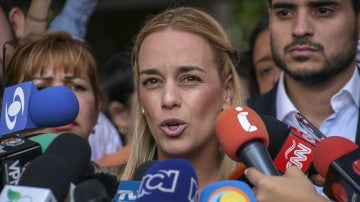 La esposa de Leopoldo López logra visitarle tras 32 días y denuncias de tortura