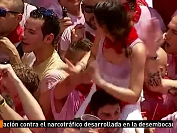Las cámaras de Antena 3 Noticias captan cómo un hombre manosea a una chica subida a hombros en San Fermín Las cámaras de Antena 3 Noticias captan cómo un hombre manosea a una chica subida a hombros en San Fermín