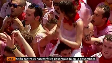 Las cámaras de Antena 3 Noticias captan cómo un hombre manosea a una chica subida a hombros en San Fermín