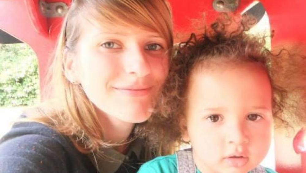 Alex Malcolm, de cinco años, con su madre Lilya Breha