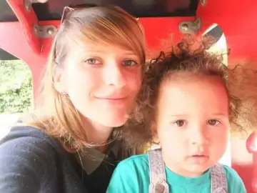Alex Malcolm, de cinco años, con su madre Lilya Breha Alex Malcolm, de cinco años, con su madre Lilya Breha