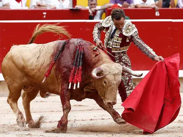 El diestro Juan Bautista en su faena con la muleta al primero de su lote durante la segunda de la feria del Toro de Pamplona El diestro Juan Bautista en su faena con la muleta al primero de su lote durante la segunda de la feria del Toro de Pamplona