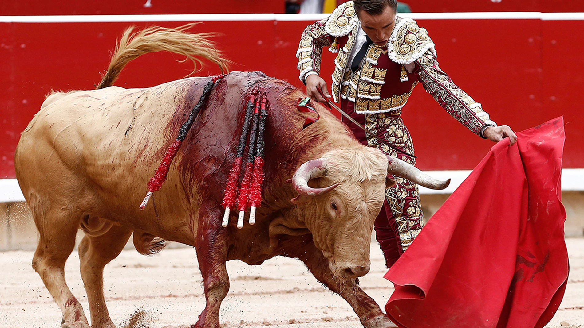 El diestro Juan Bautista en su faena con la muleta al primero de su lote durante la segunda de la feria del Toro de Pamplona