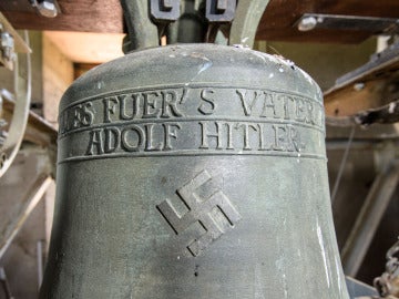 El nombre del dictador Adolf Hitler grabado en la campana de Herxheim am Berg